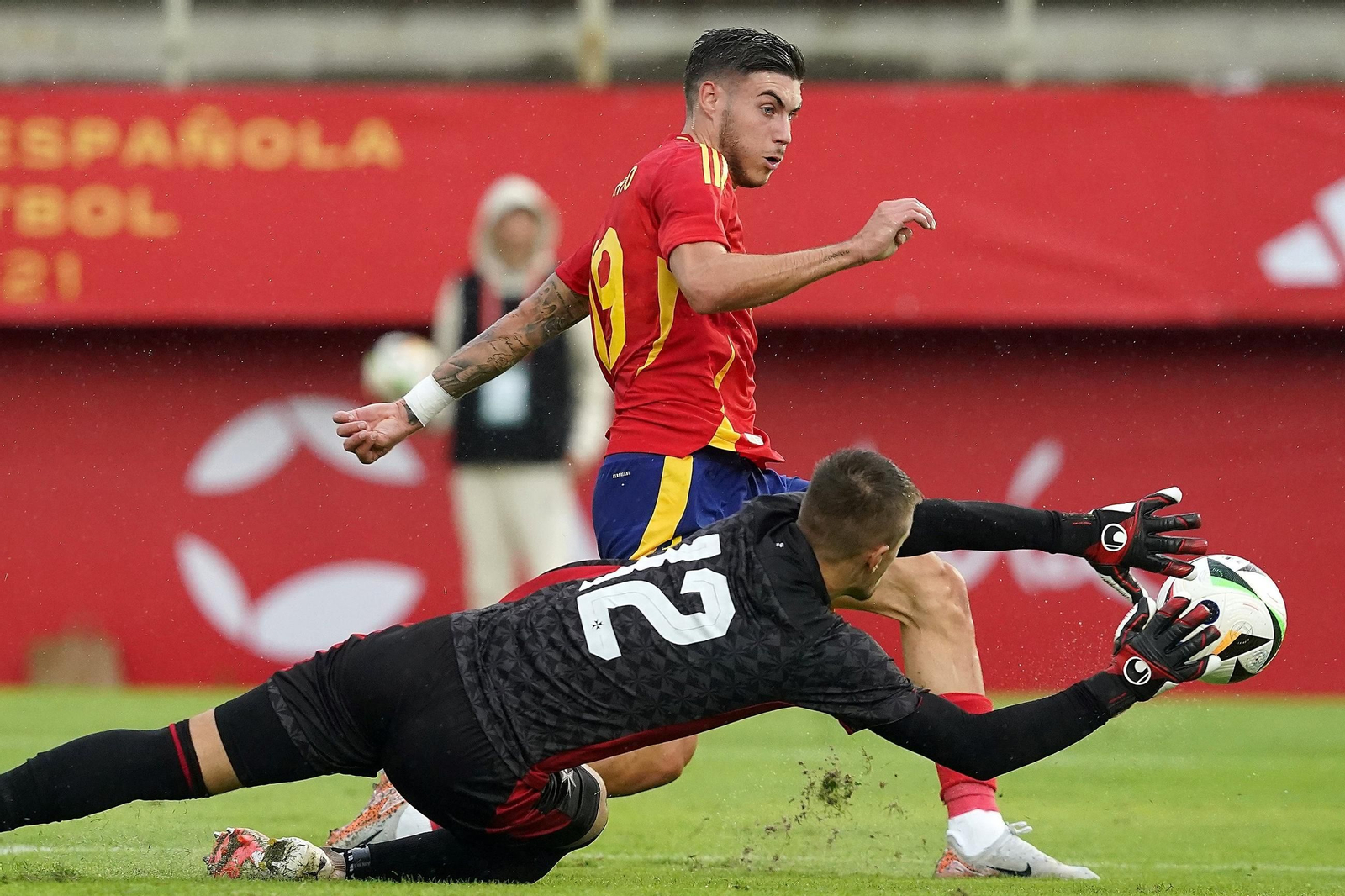 Roberto, debut y gol con España sub 21