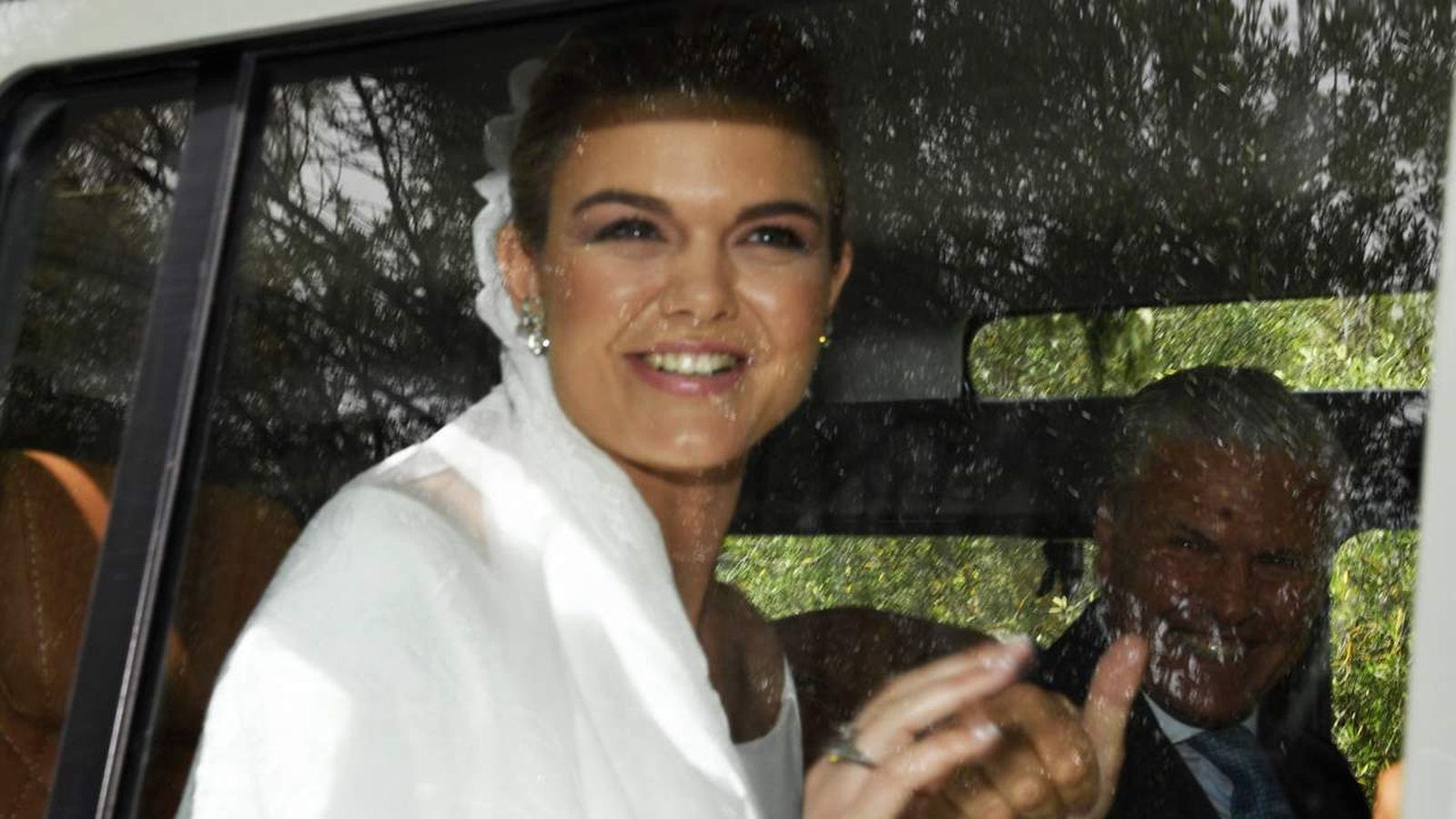 Alejandra Ruiz Rato saluda a los periodistas desde el coche a su llegada.