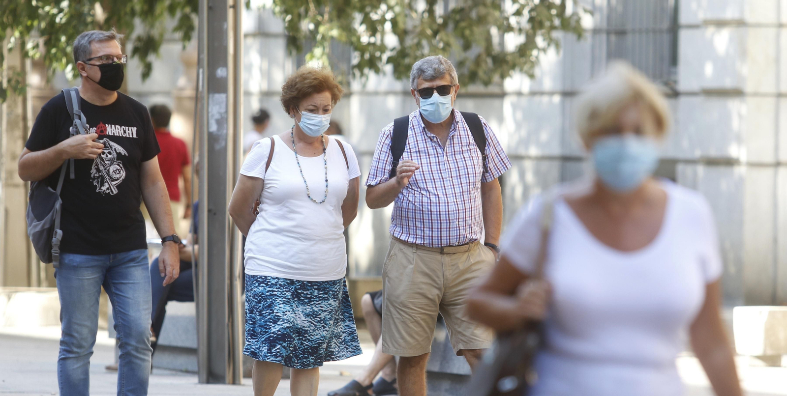 Viandantes pasean por el bulevar del Gran Capitán con sus mascarillas. Viandantes pasean por el bulevar del Gran Capitán con sus mascarillas.