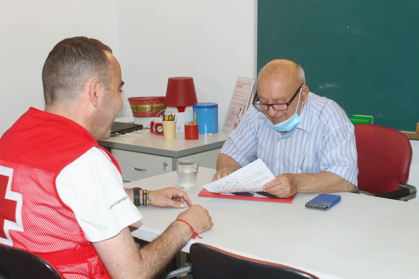 Asistencia de Cruz Roja a personas mayores en Córdoba.
