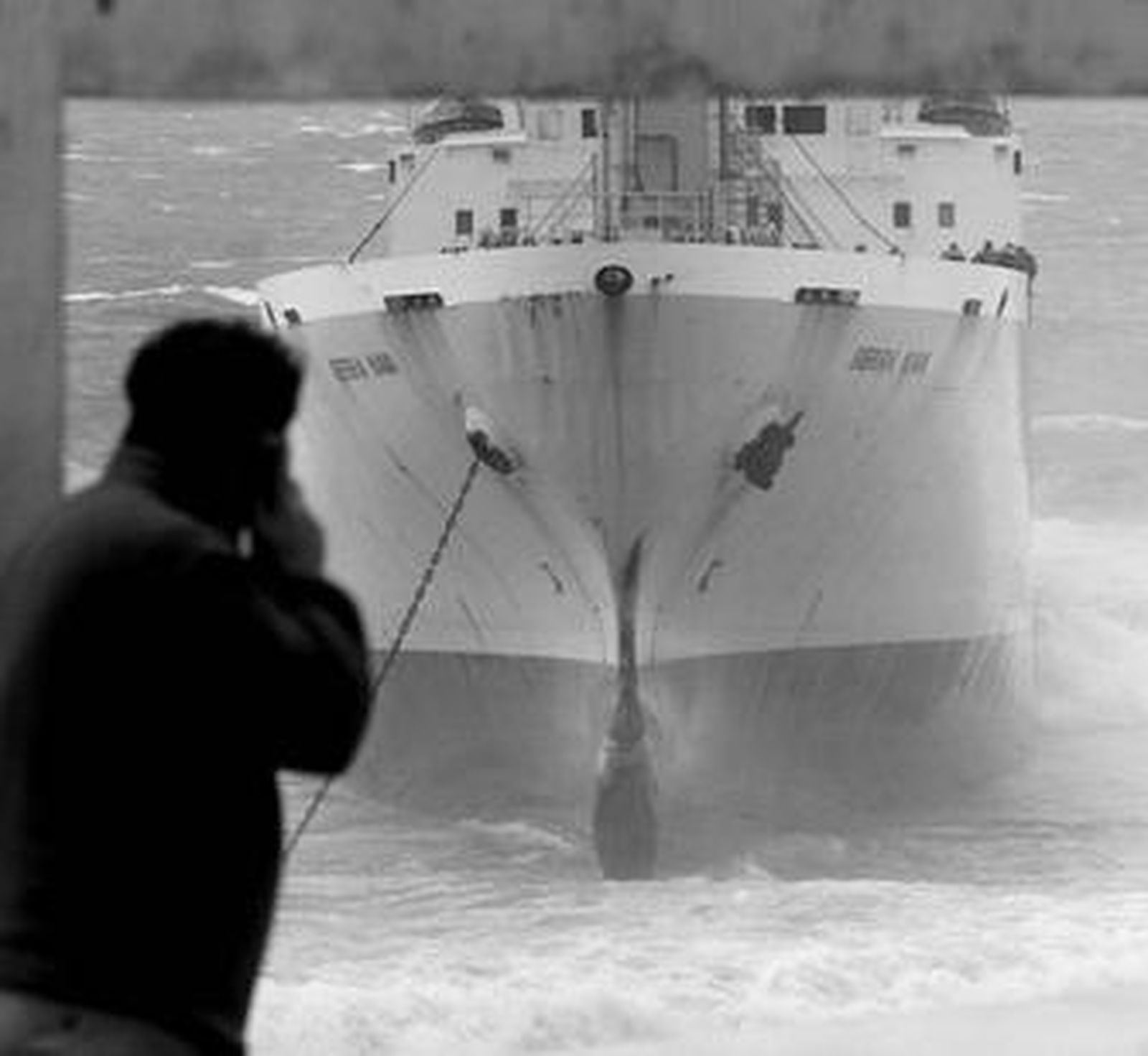 El 'Sierra Nava' encallado en una imagen frontal.