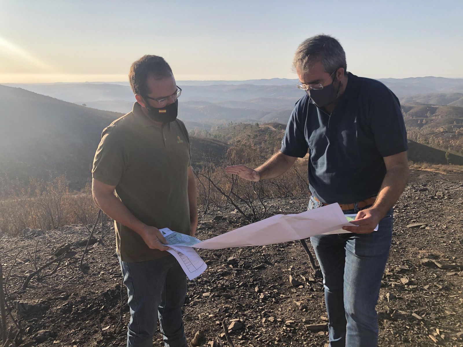 Socios de Asaja-Huelva inspeccionando los daños del incendio.