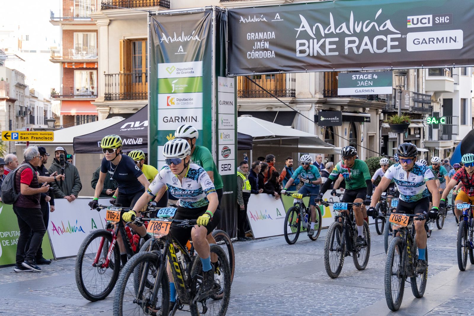 Jaén, protagonista de nuevo en la salida de la tercera etapa de la Andalucía Bike Race
