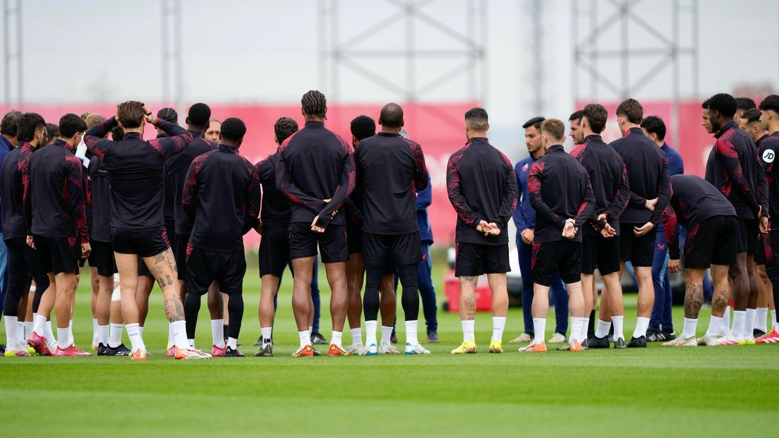 La plantilla del Sevilla, antes de comenzar el entrenamiento del Viernes Santo.