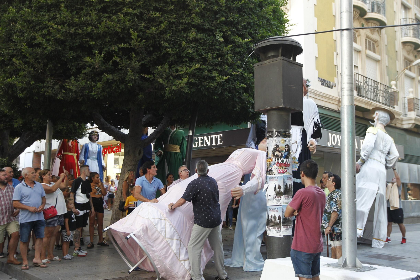 Fotogalería gigantes y cabezudos. Feria de Almería 2019