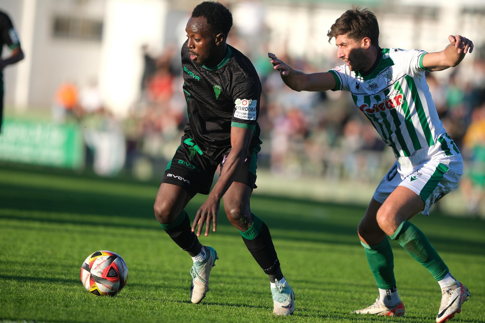 Diarra es presionado por un jugador del Atlético Sanluqueño. Diarra es presionado por un jugador del Atlético Sanluqueño.