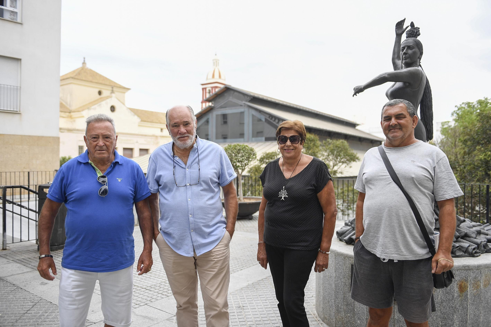 Manuel Chacón, Pepe Rodríguez, Josefa Torres y Antonio Gónez posan en la Merced, uno de los puntos neurálgicos del barrio de Santa María.