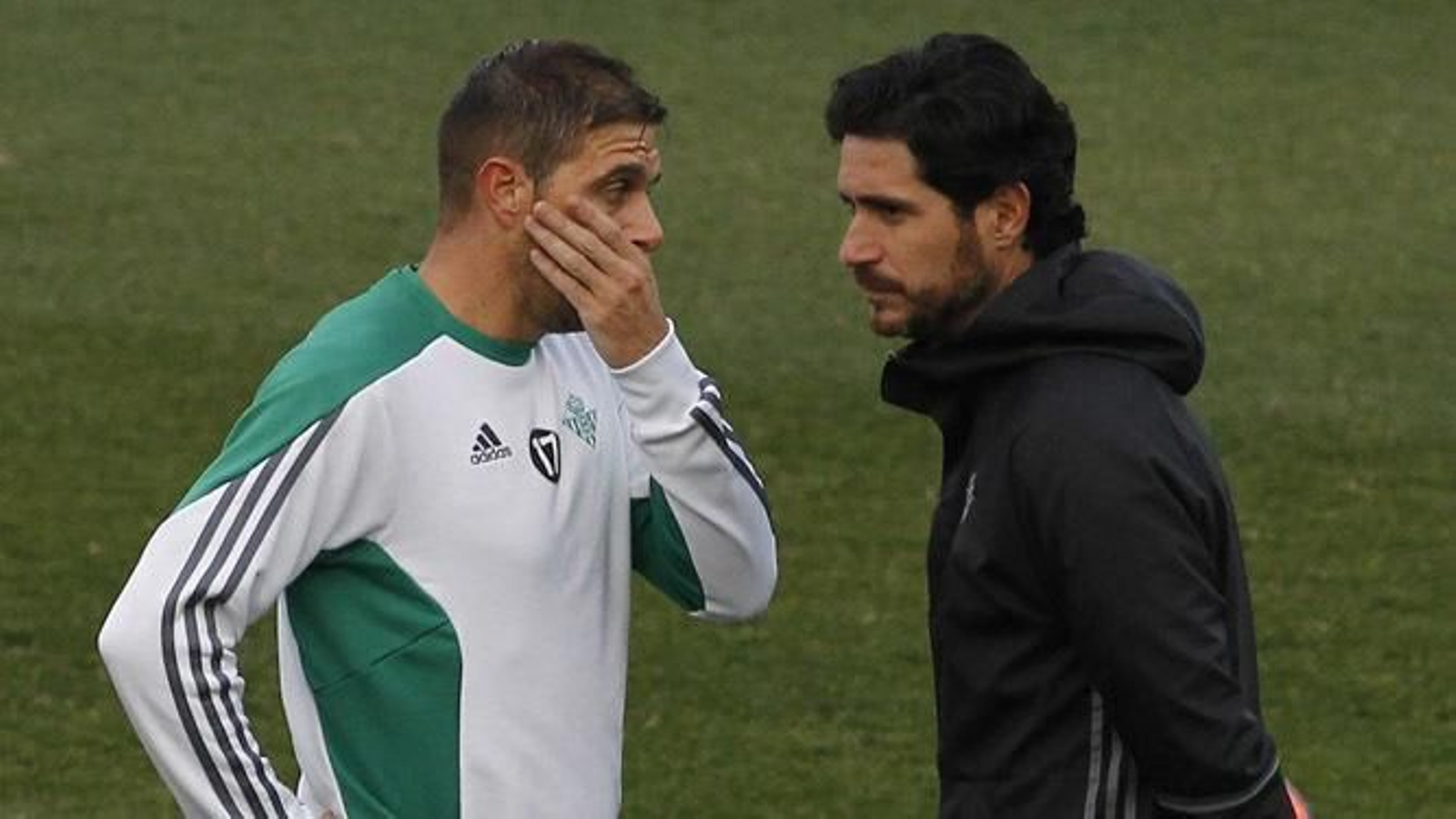 Joaquín dialoga con Víctor en el entrenamiento.