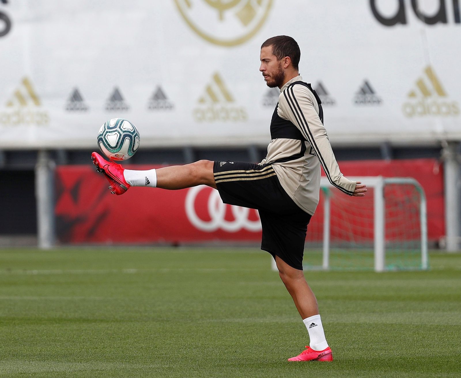 Hazard controla el balón.