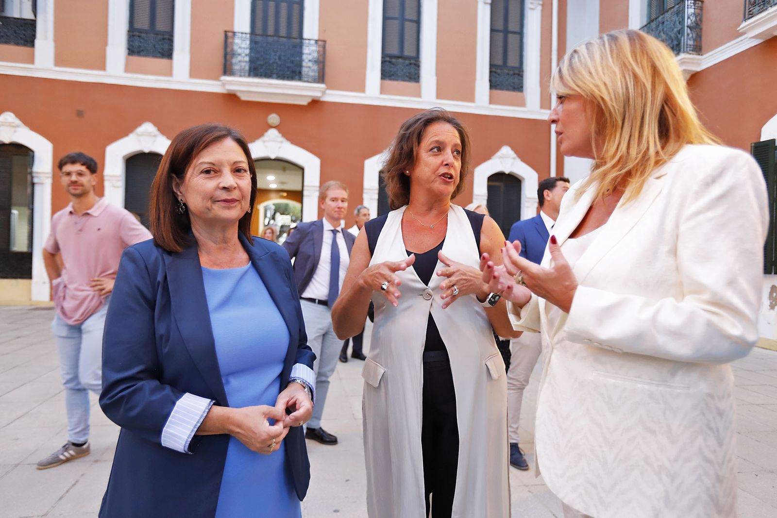 Imágenes de la toma de posesión institucional de la nueva Junta Directiva del Ilustre Colegio Oficial de Médicos de Huelva