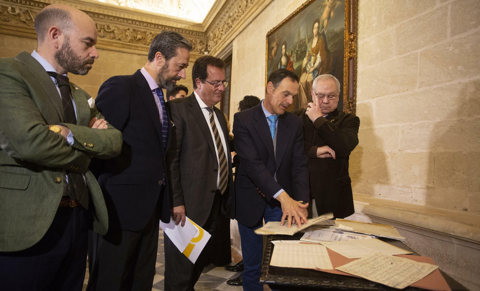 Gutiérrez muestra a Vaquero, Pedernal y Cabrera una de las partituras del concierto.