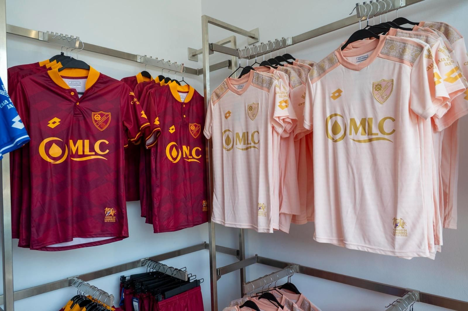 A la izquierda, la segunda equipación, y a la derecha, la tercera camiseta inspirada en 'Manolete'