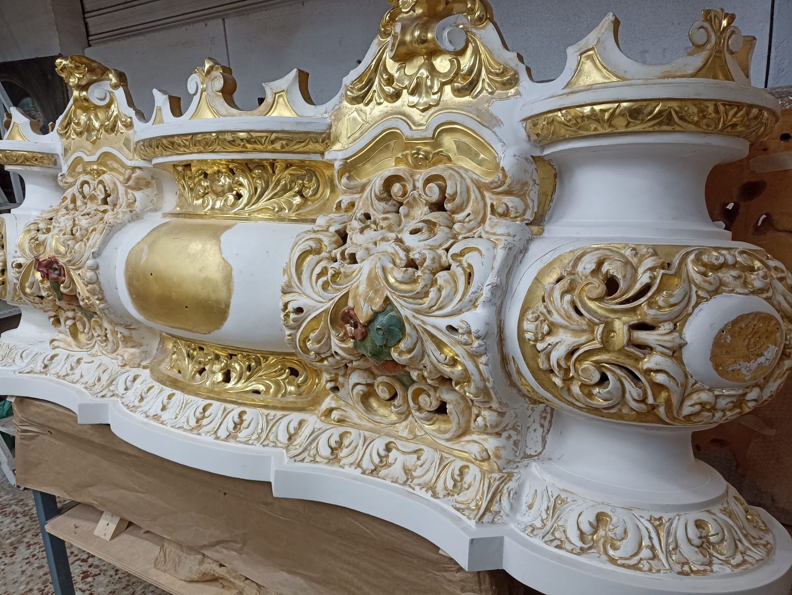 Estado actual del canasto del paso de Sentencia, en proceso de restauración y dorado.