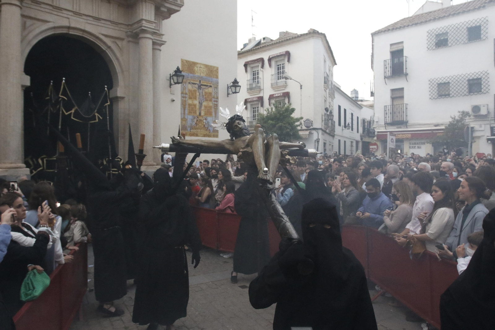 Lunes Santo en Córdoba: Las imágenes de la salida de la hermandad del Vía Crucis