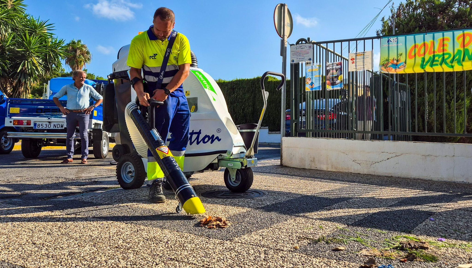 Un operario del servicio de Limpieza de Motril