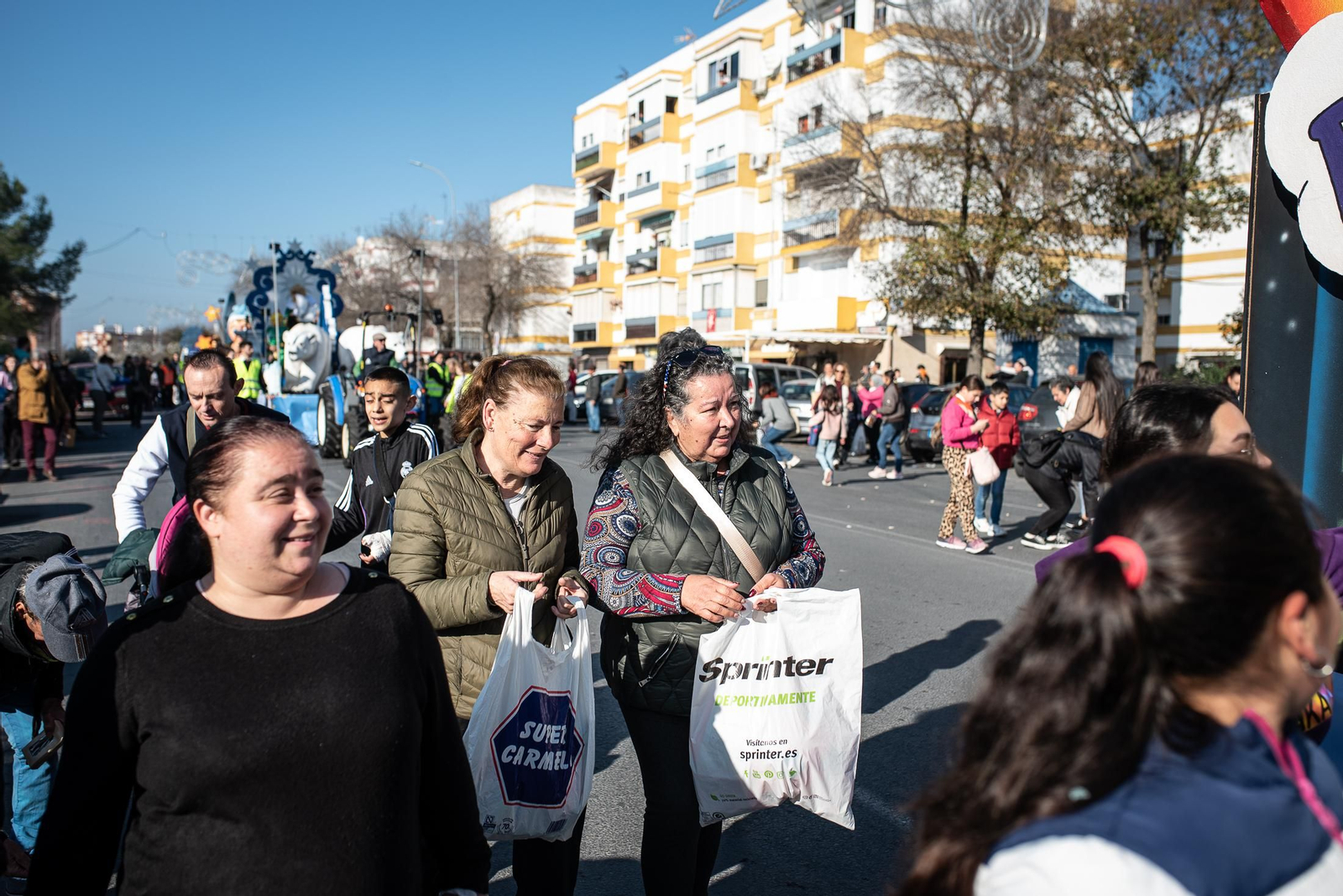 Los Reyes Magos traen la ilusión a los barrios de Huelva, en imágenes