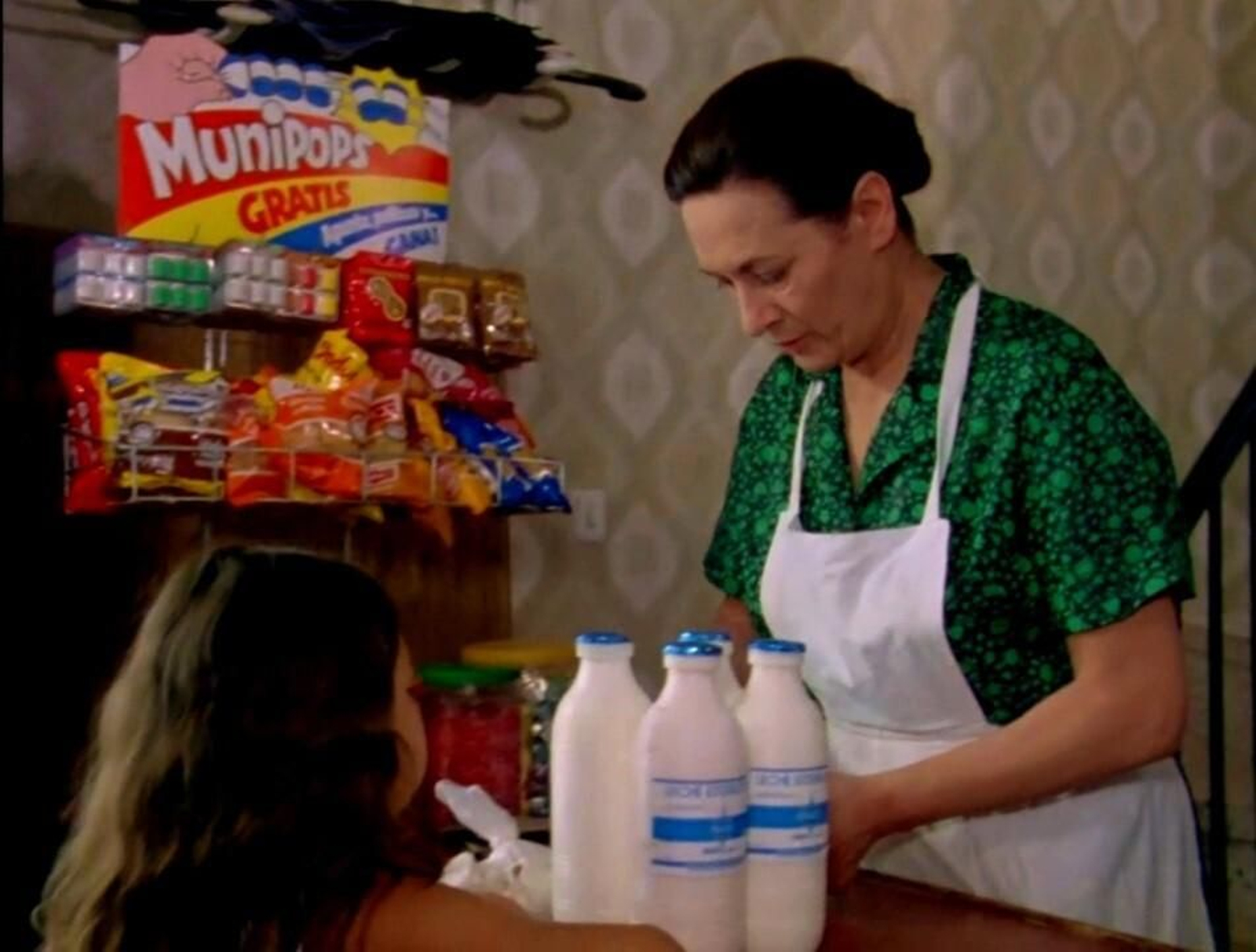 La tía de Pancho despacha en los ultramarinos de la serie 'Verano Azul'