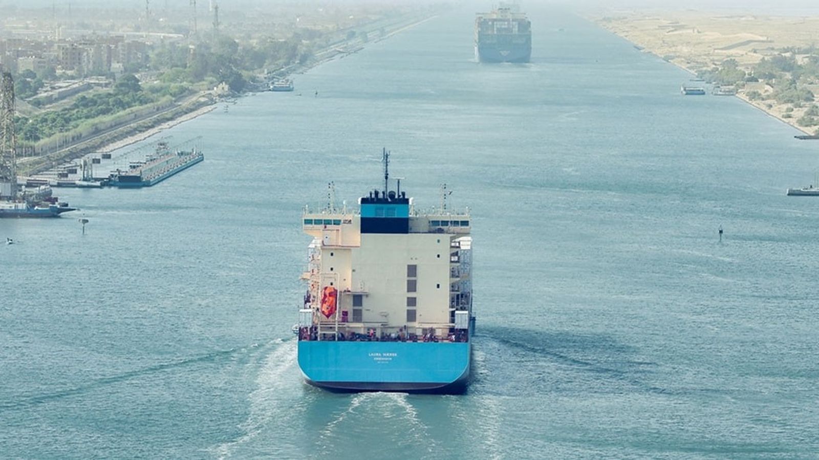 Un buque de Maersk, a su paso por el canal de Suez, en imagen de archivo