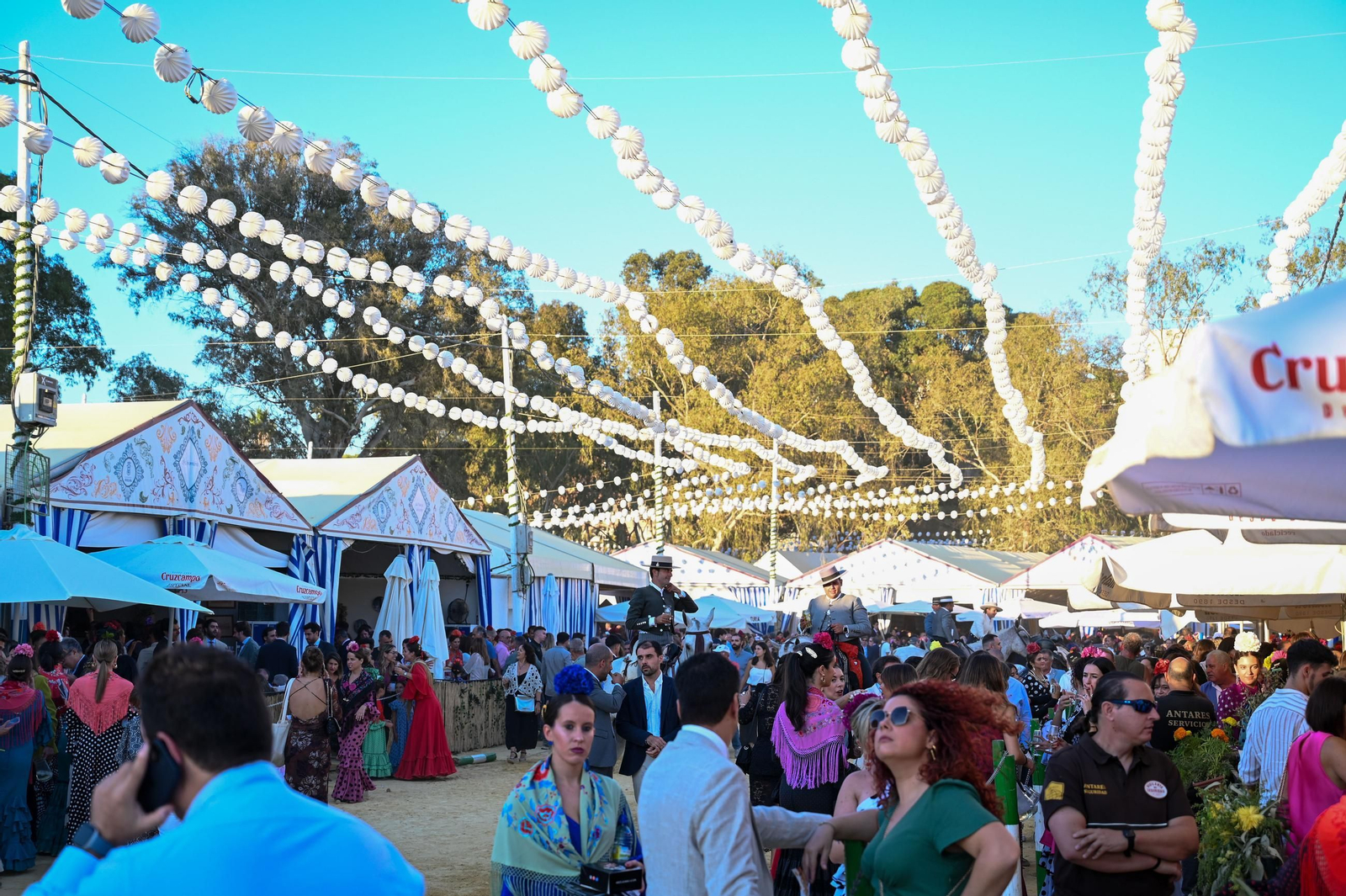 Imágenes del ambiente nocturno del 11 de octubre en la Feria del Caballo 2025