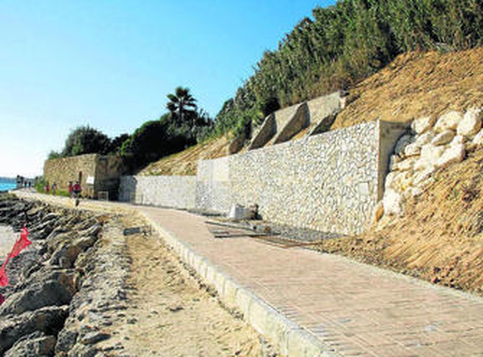 El muro de sujeción del talud construido en el paseo costero de la playa de Santa Catalina.