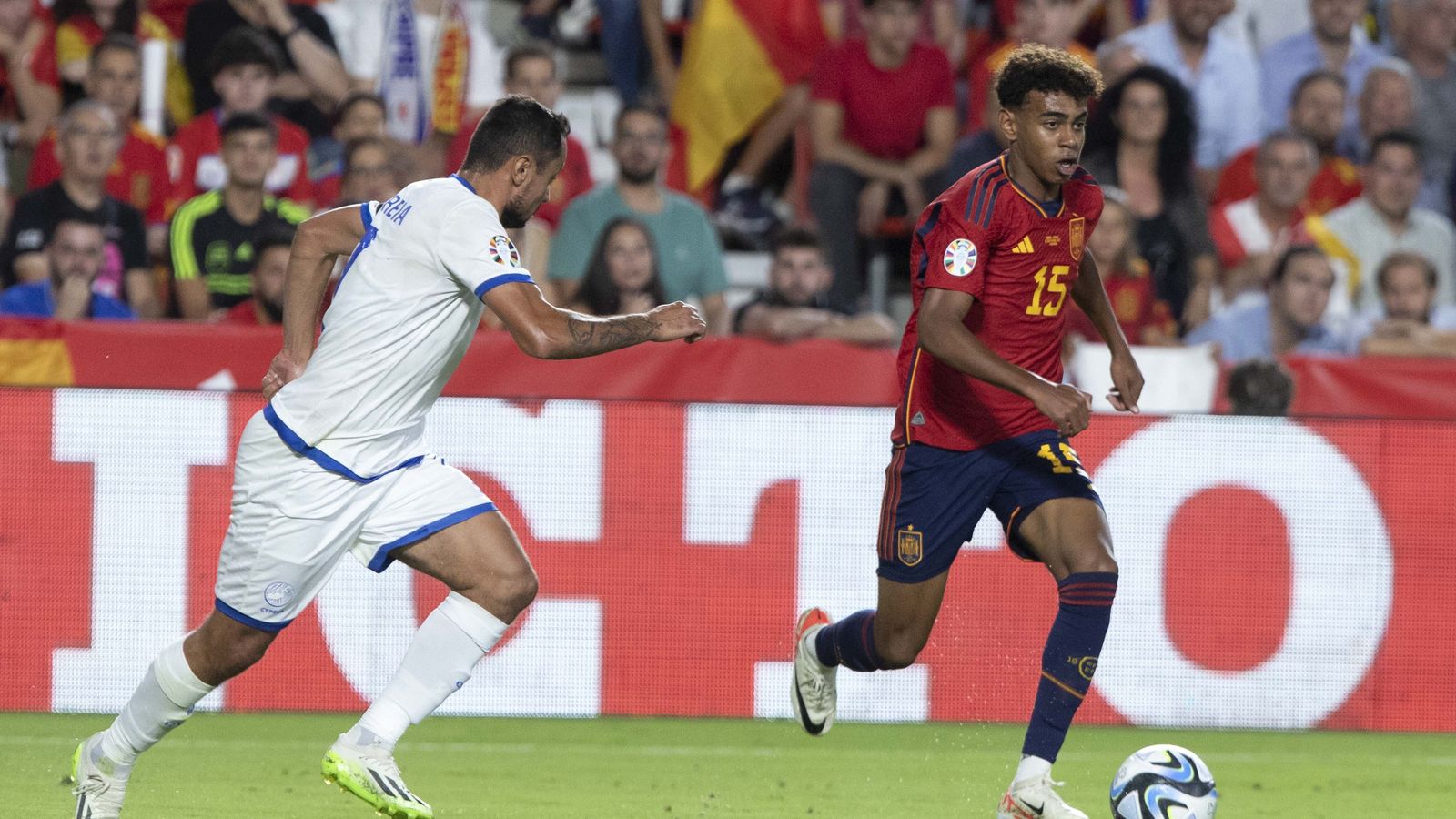 Lamine Yamal ofreció un espectáculo en Los Cármenes.