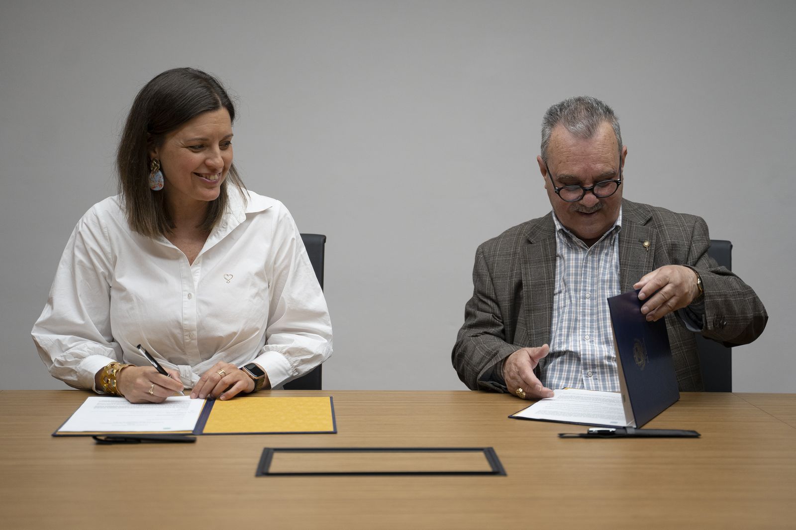 Patricia Cavada con Antonio León, en el momento de firmar el convenio.