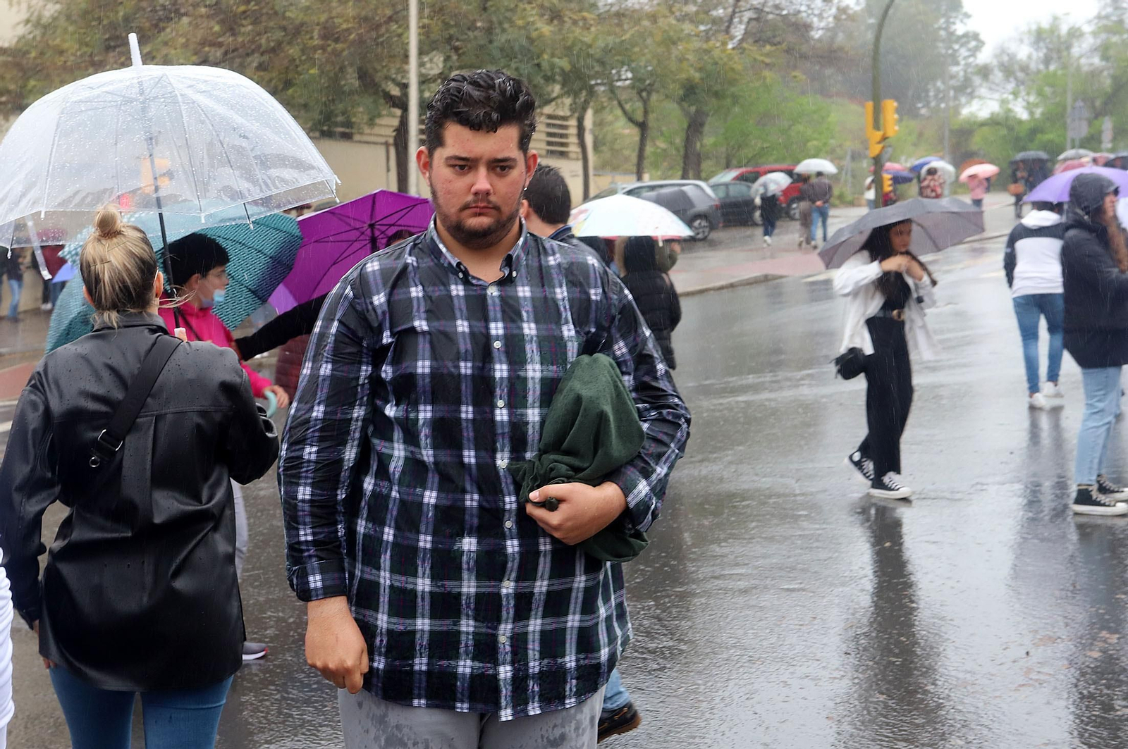 Imágenes de la procesión del Cautivo  bajo la lluvia en Huelva