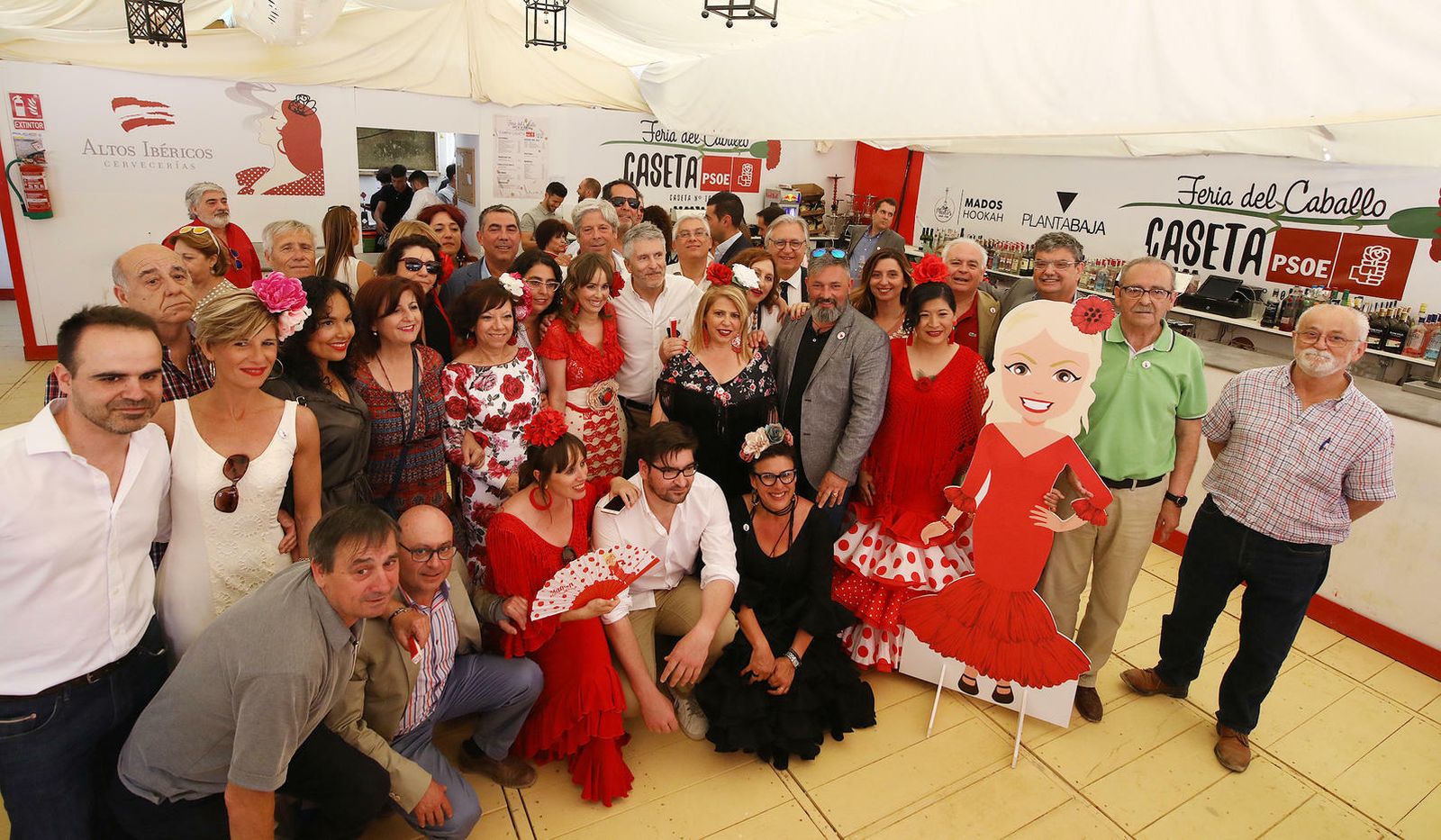 Militantes del PSOE con el ministro del Interior, Fernando Grande-Marlaska.