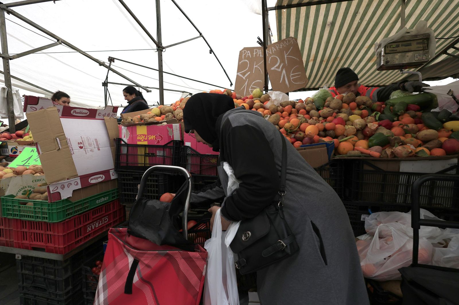 Las últimas compras para Nochevieja en Algeciras, en imágenes