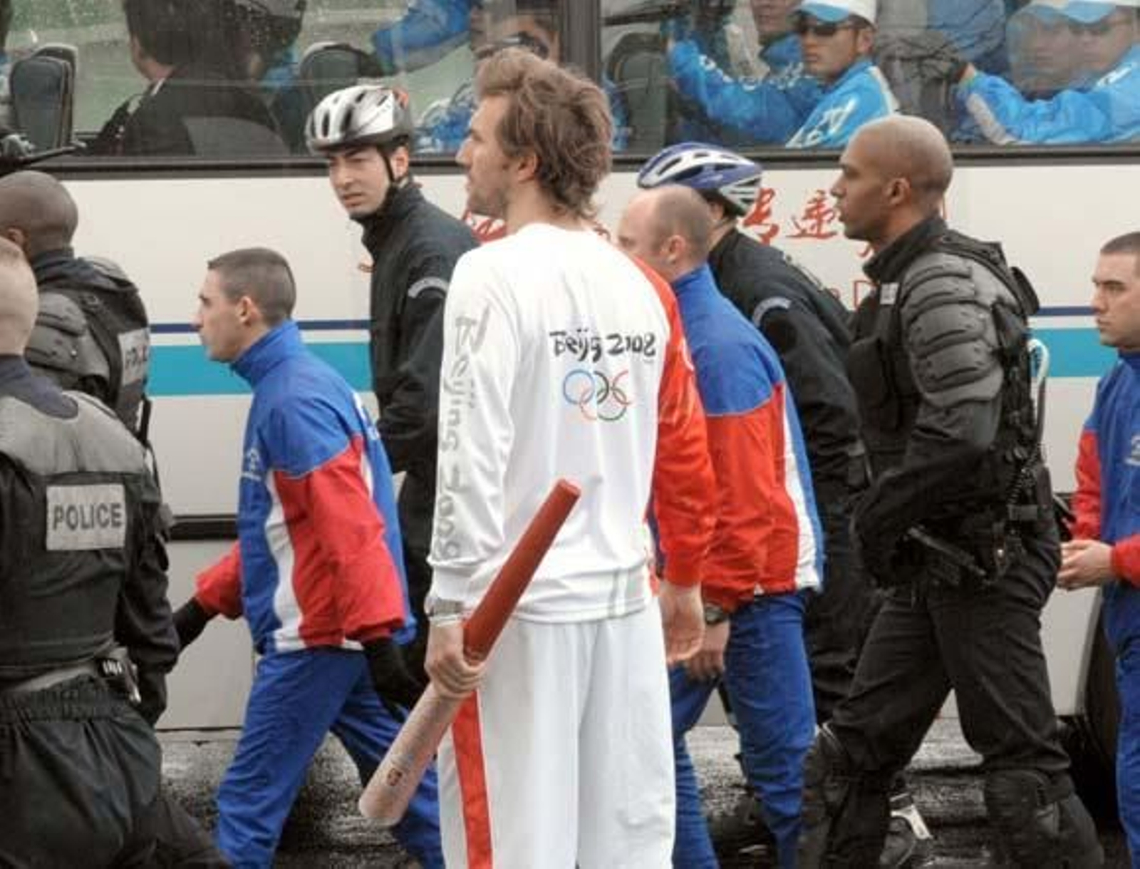 La llama olímpica se apaga en París sumergida en protestas en favor Tíbet