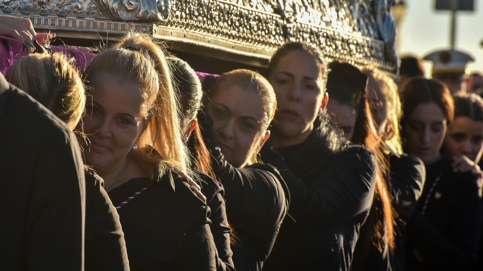 La procesión de la Virgen del Carmen en La Línea por el día de Todos los Santos, en imágenes