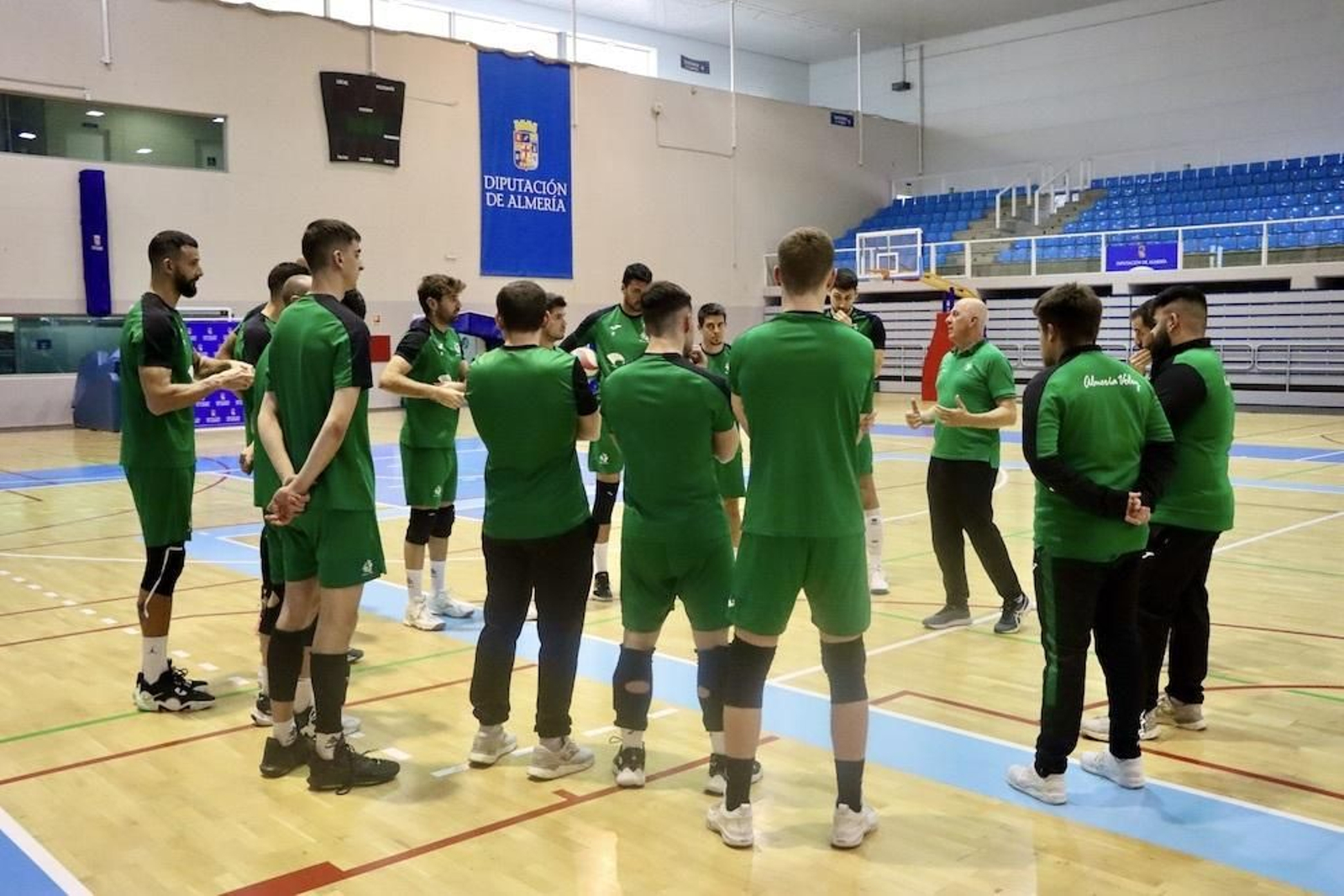 Áxel Mondi da una charla a sus jugadores durante uno de sus primeros entrenamientos en su regreso al conjunto verde.