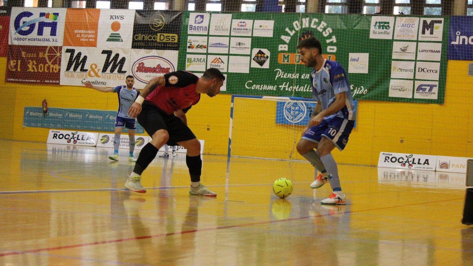 El celeste David Señoret encara a un rival durante el encuentro que ambos disputaron en El Ejido durante la primera vuelta.