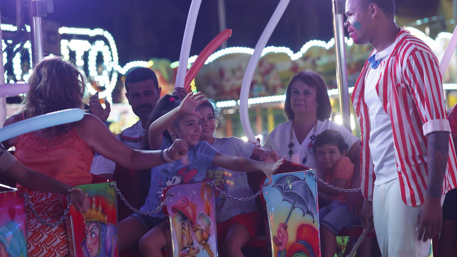 Búscate en las fotos del viernes noche en la Feria de La Línea 2023