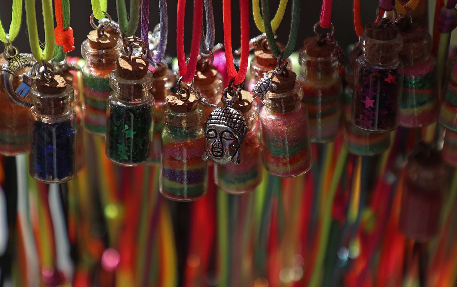 El mercadillo hippie de la Fiesta de la Primavera de La Línea, en imágenes