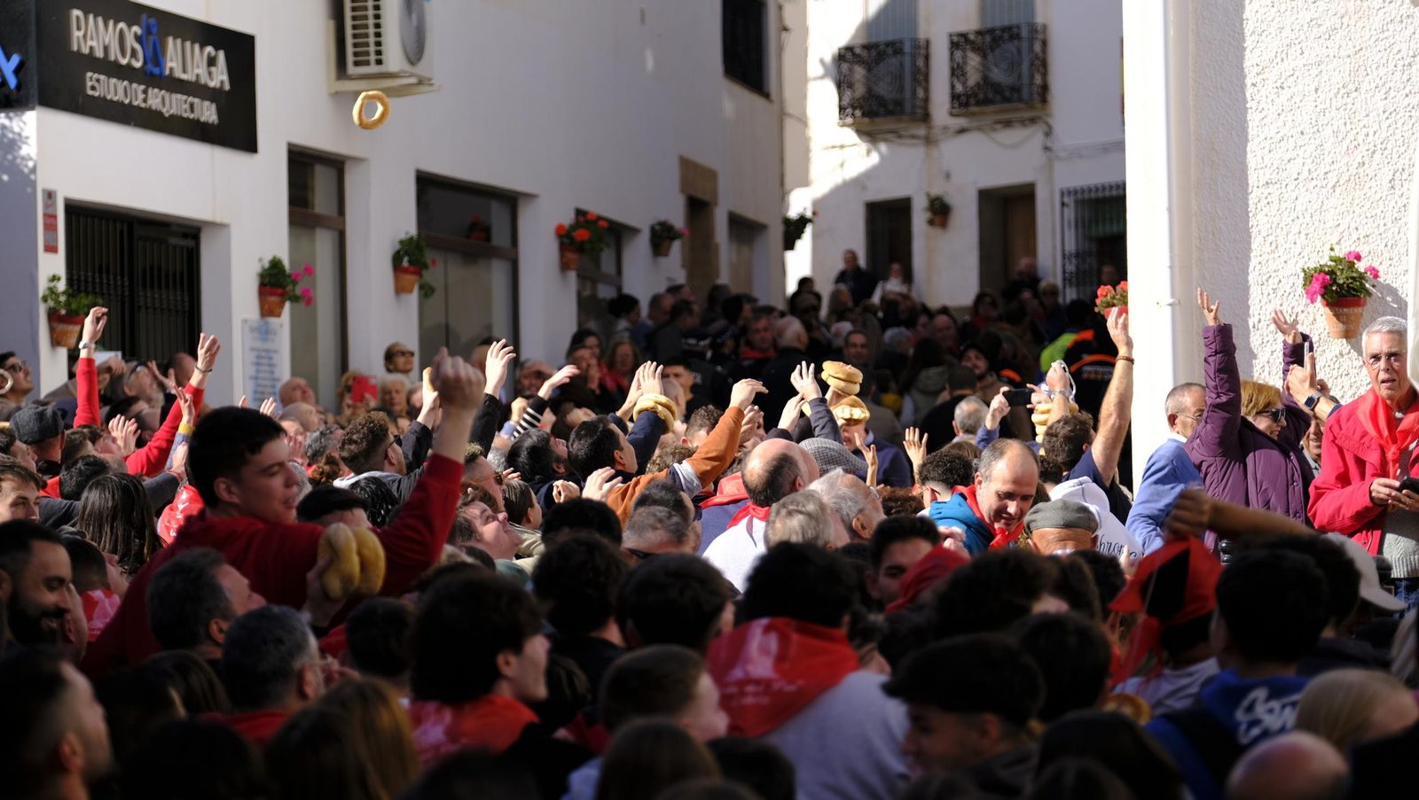 Procesión de San Sebastián y tirada de roscos en Lubrín, en imágenes