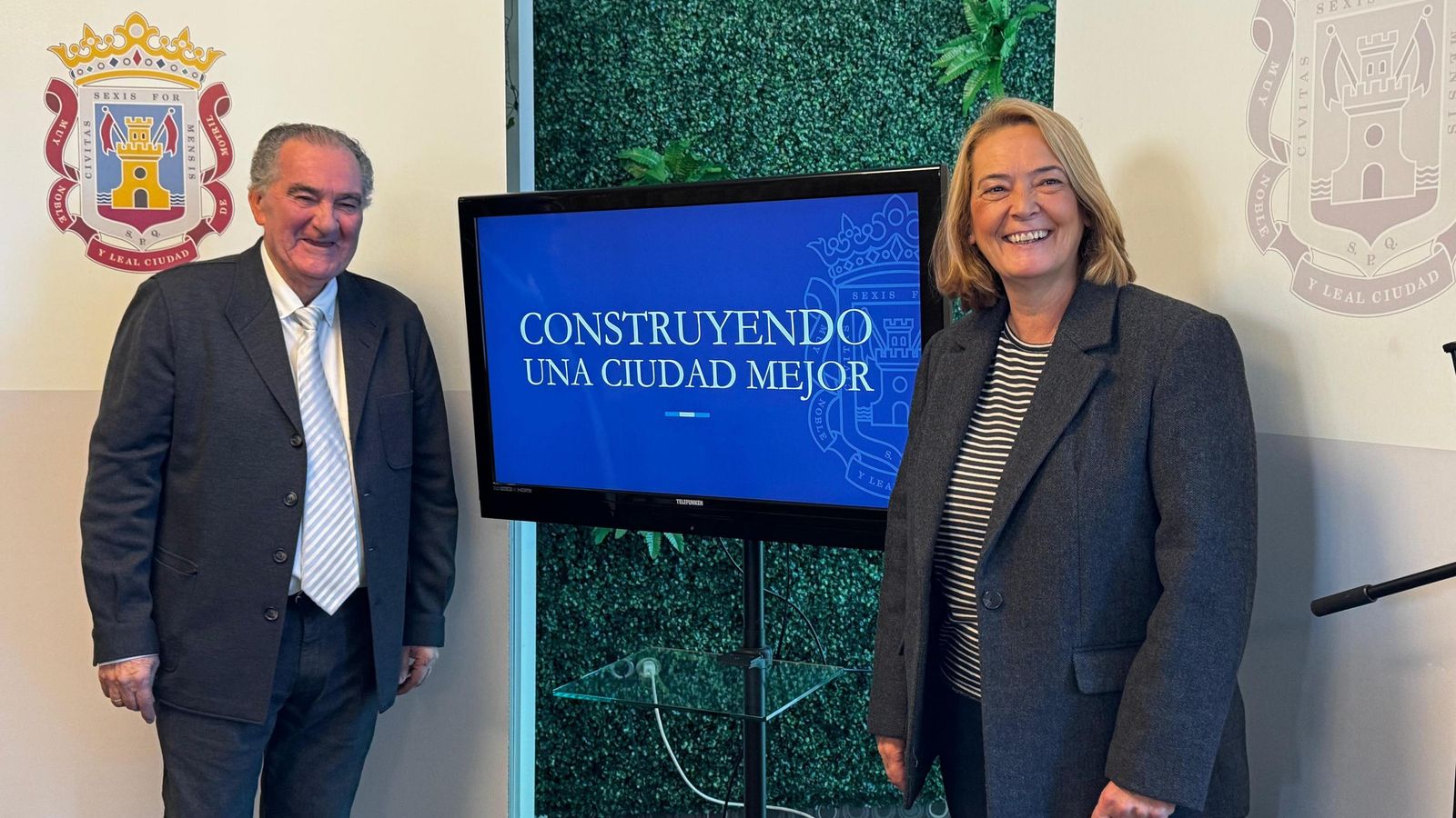 El teniente de alcalde de Urbanismo, Antonio Escámez, y la alcaldesa de Motril, Luisa García Chamorro