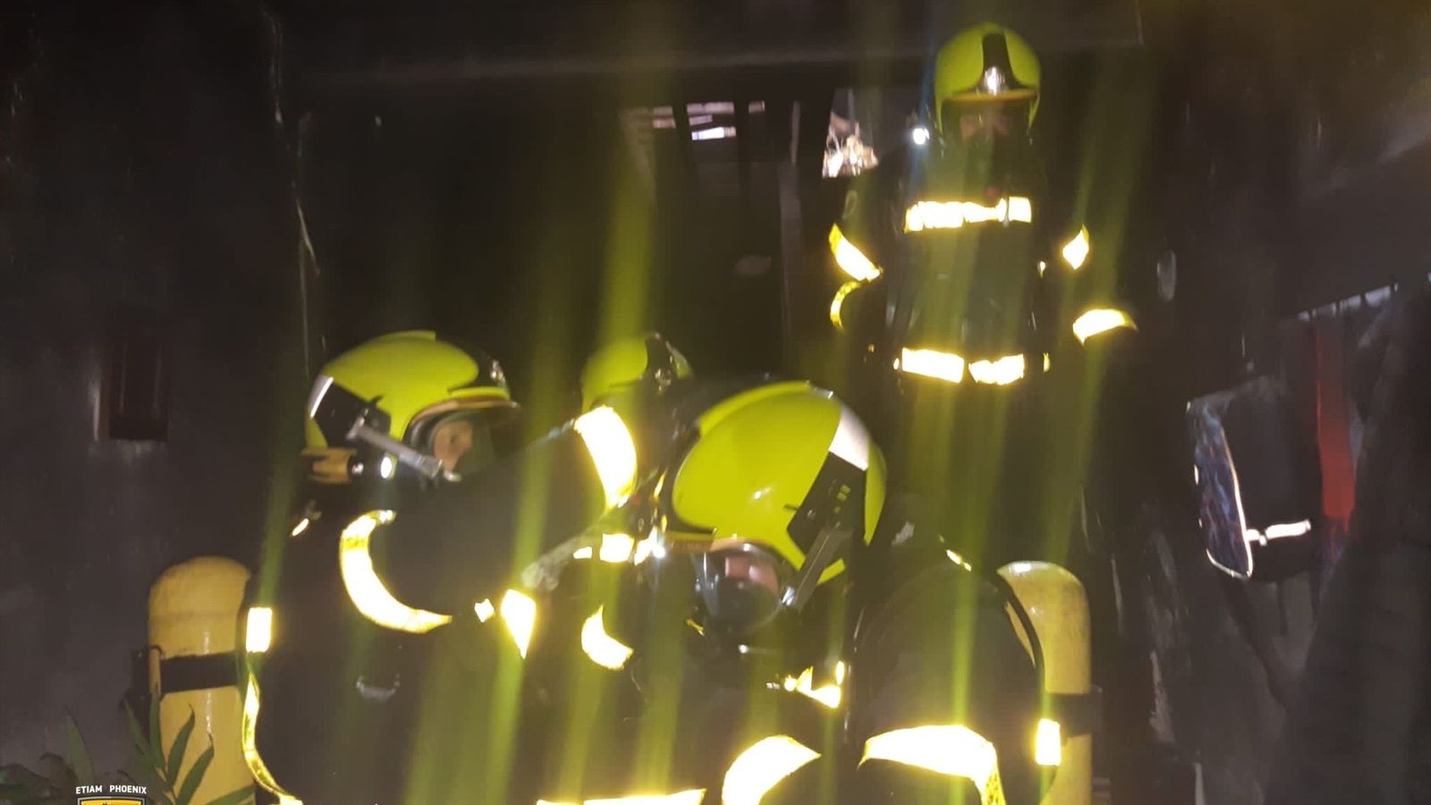 Los bomberos, durante la intervención.
