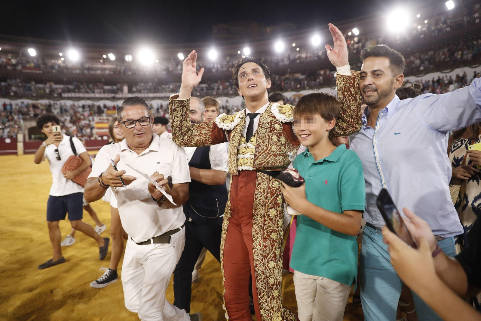 El diestro Roca Rey da una vuelta al ruedo en la plaza de toros de la Malagueta. El diestro Roca Rey da una vuelta al ruedo en la plaza de toros de la Malagueta.