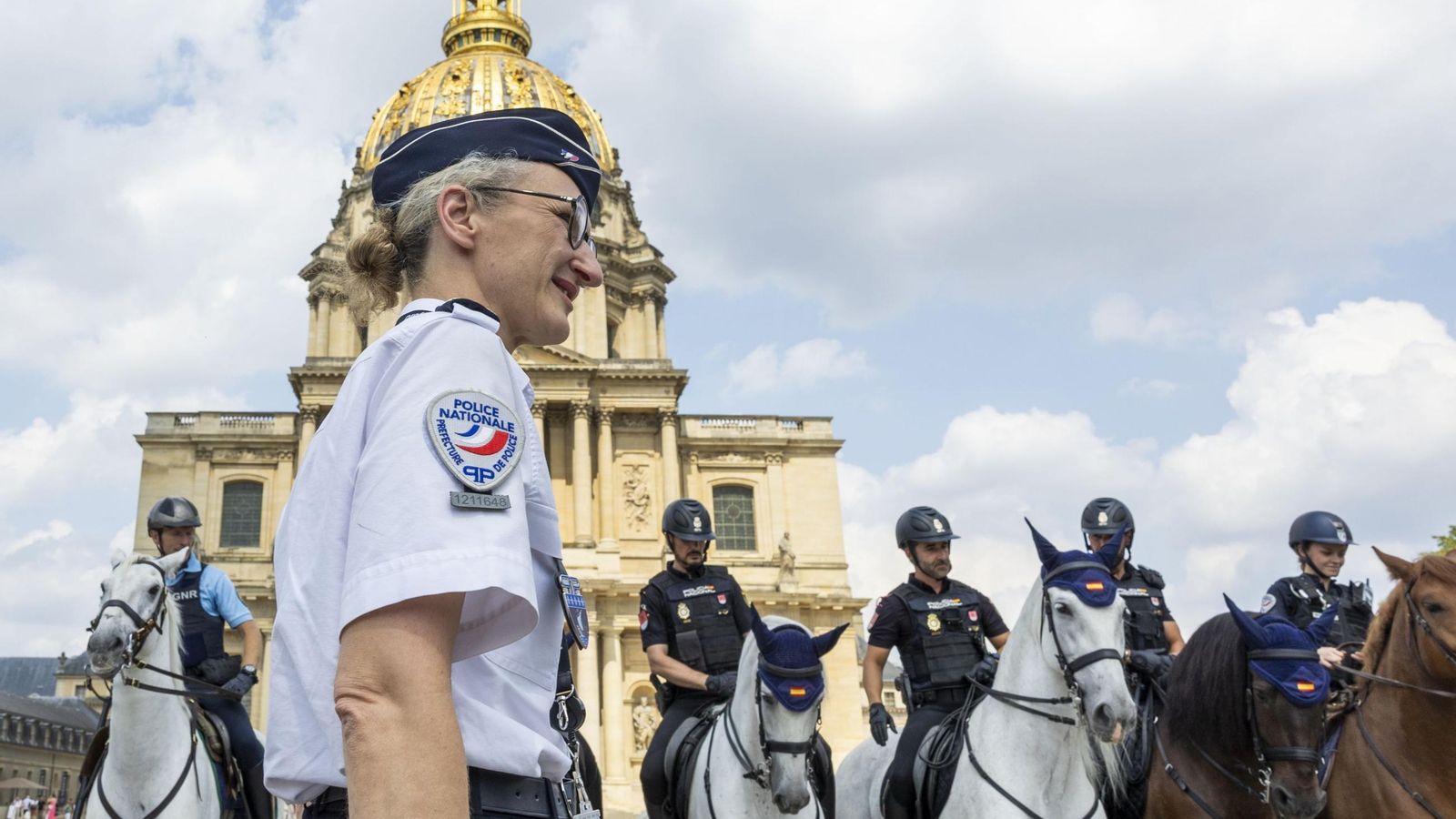 Policías españoles formados en los Inválidos ante la Policía francesa.