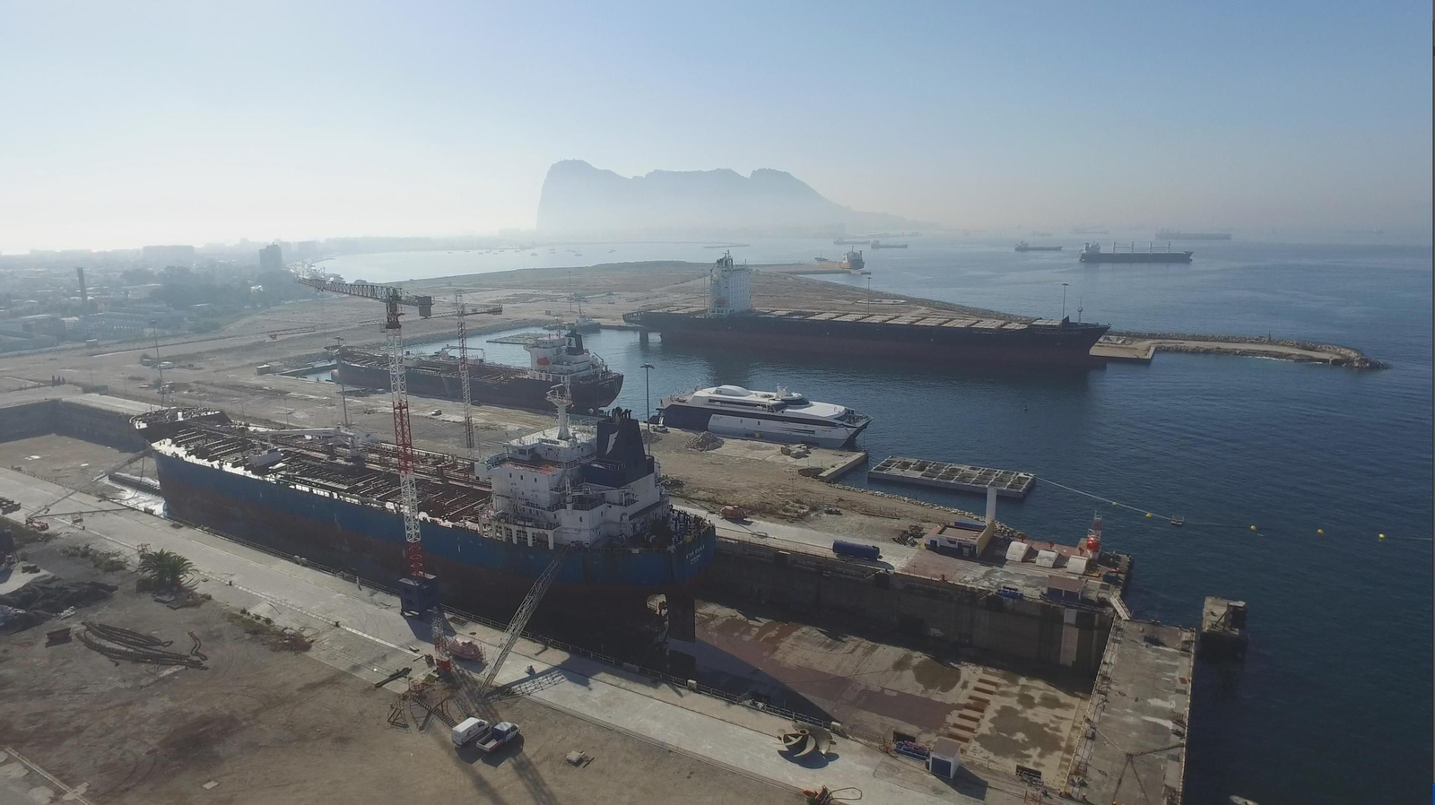 La dársena de Campamento en la que se observa uno de los cajones en el centro de la imagen, junto al ferry.