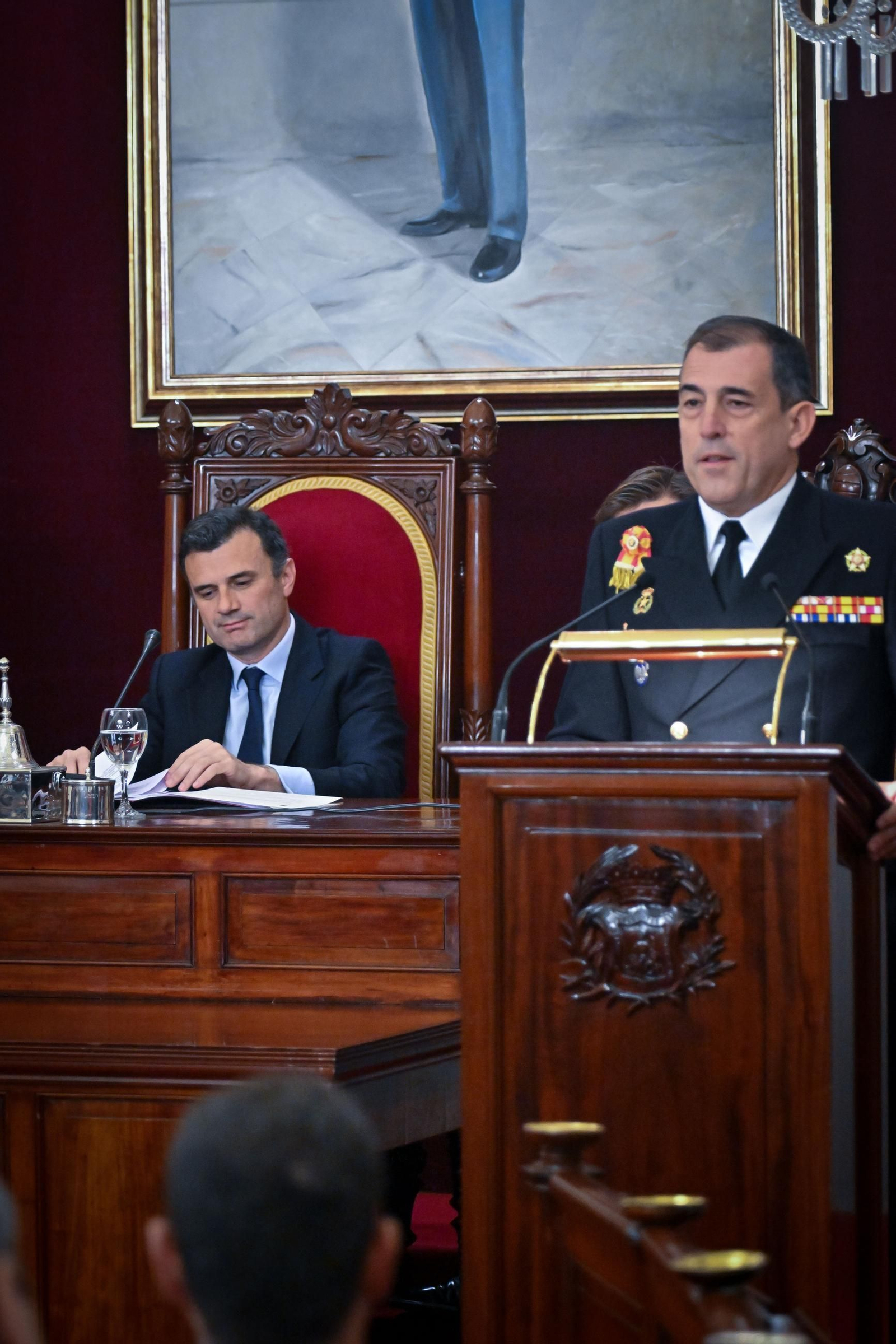 Las imágenes del recibimiento a los guardiamarinas del Elcano en el Ayuntamiento de Cádiz, con la Princesa Leonor