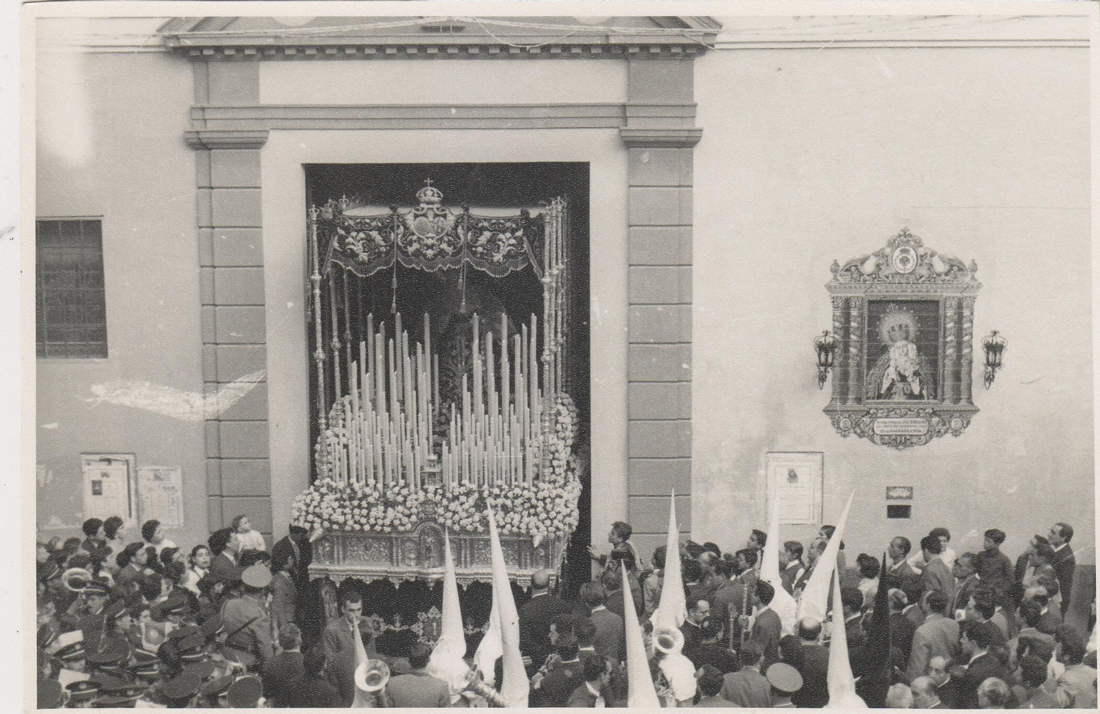 La Virgen del Subterráneo de la Cena saliendo de la iglesia de la Misericordia.