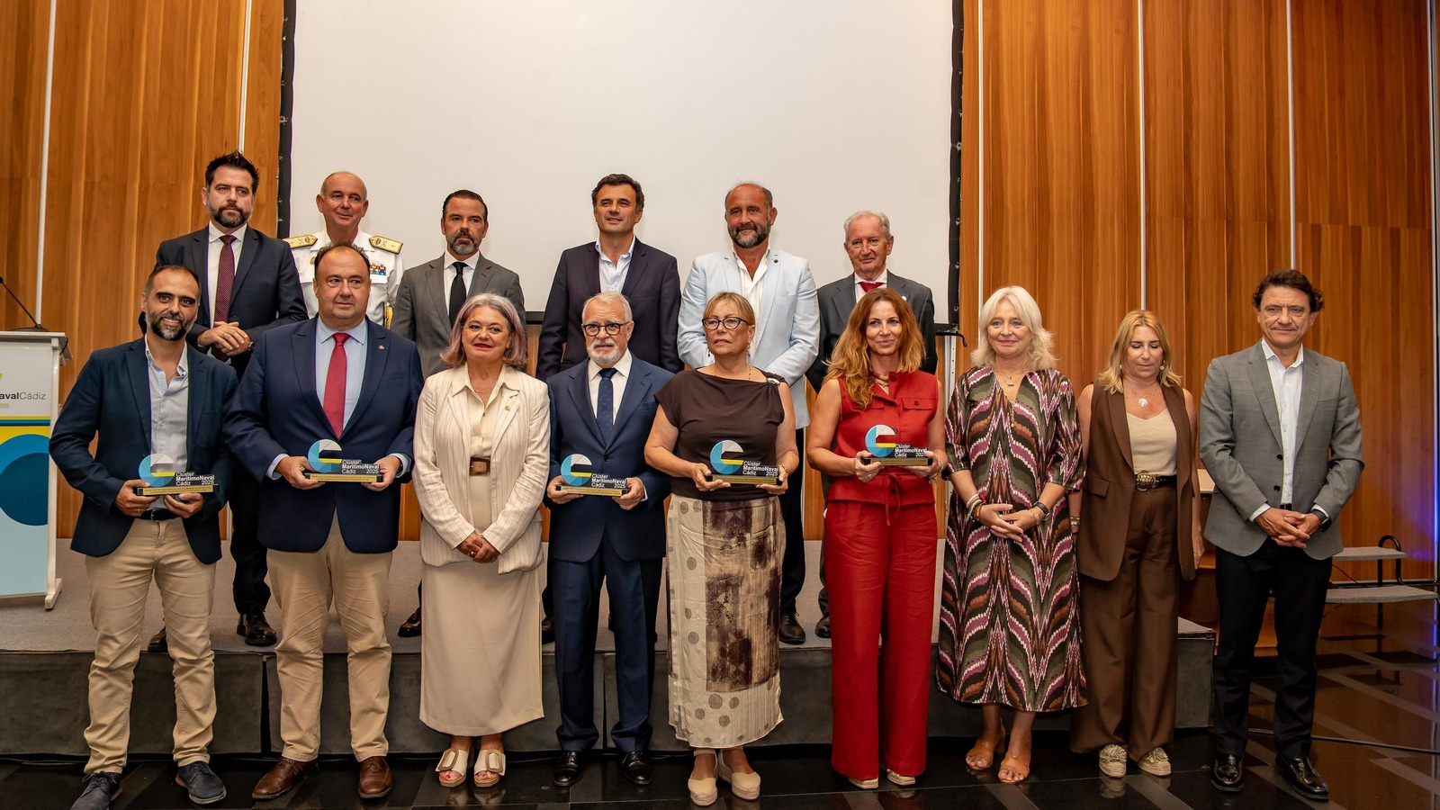 Foto de familia de los premiados y las autoridades que entregaron los galardones