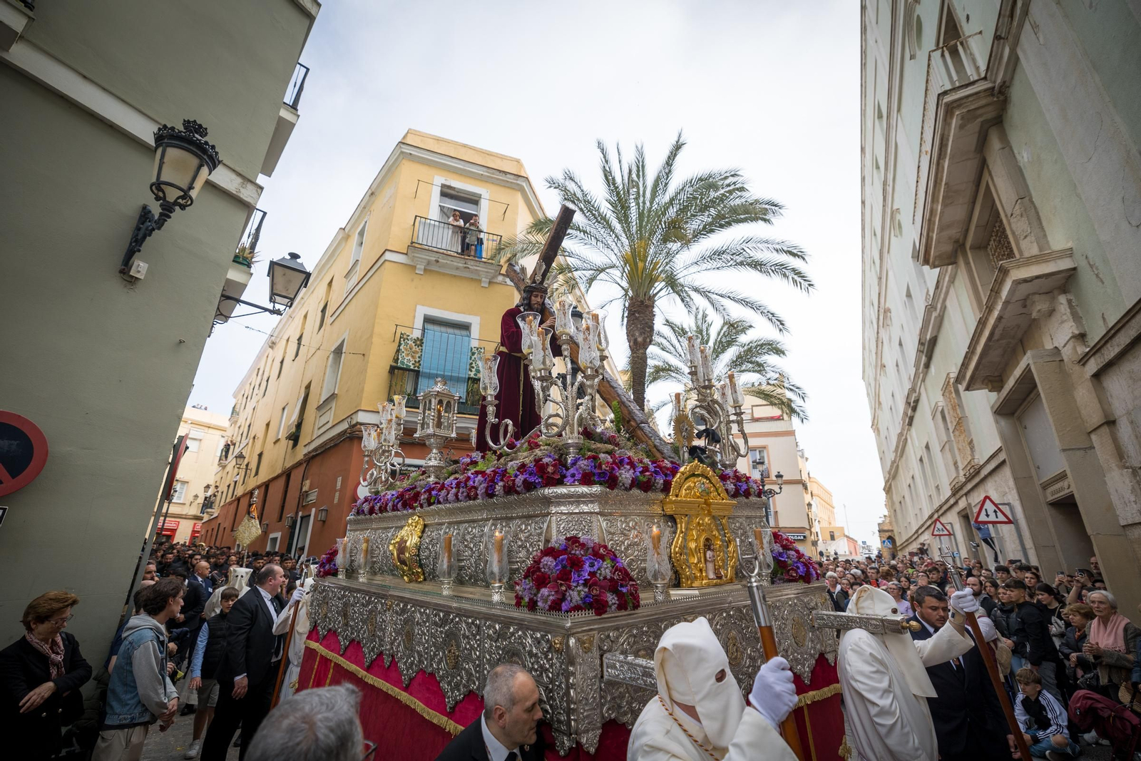 Las imágenes de la salida procesional del Nazareno de la Obediencia en la Semana Santa de Cádiz 2024