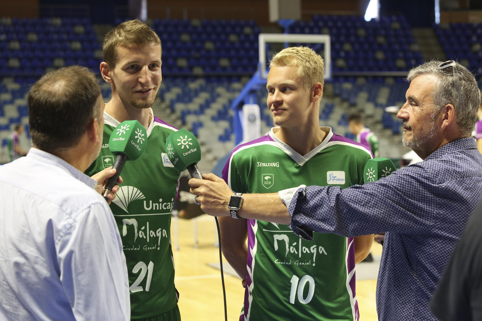 Salin junto a Waczynski atendiendo a los medios
