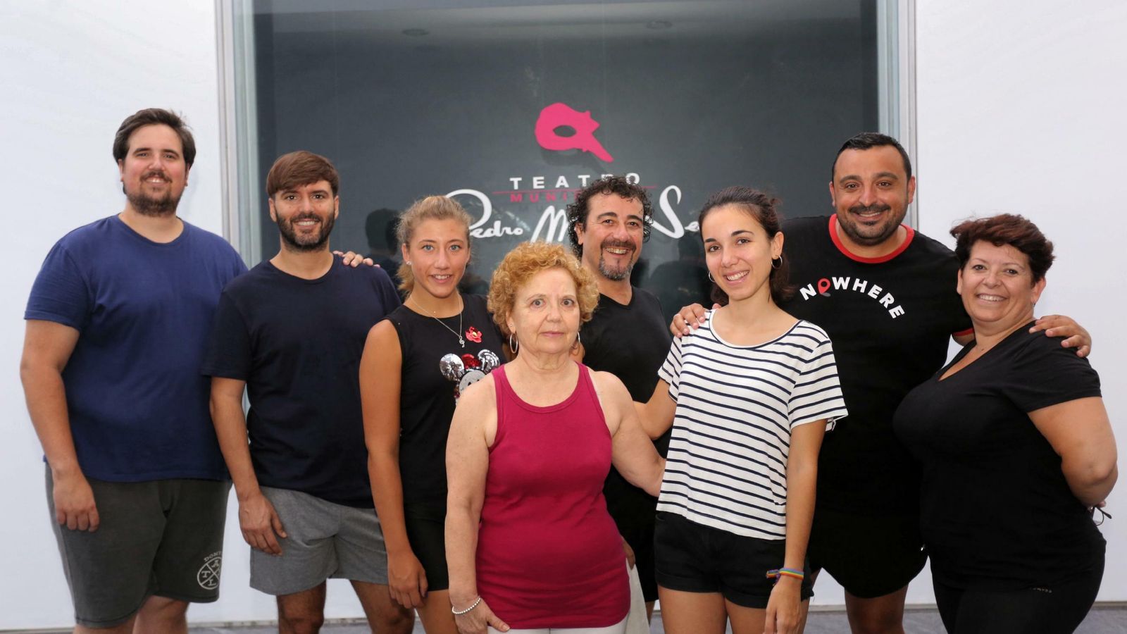 Los alumnos han posado también junto al nombre de Pedro Muñoz Seca, el dramaturgo portuense más reconocido.