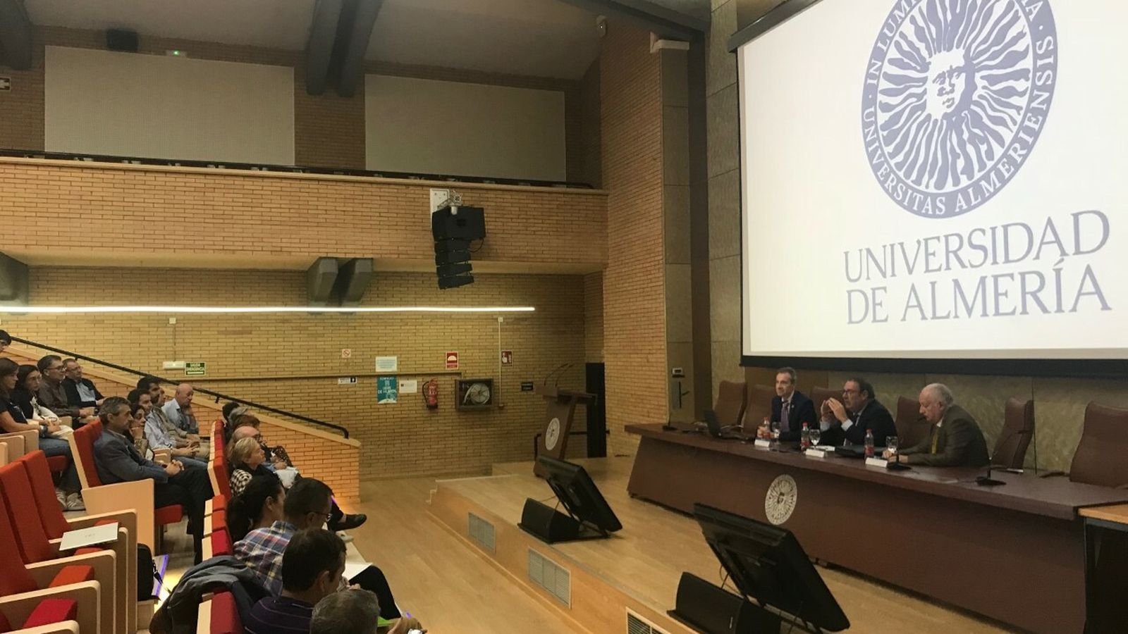 El auditorio de la UAL albergó ayer la conferencia de Juan Molas.