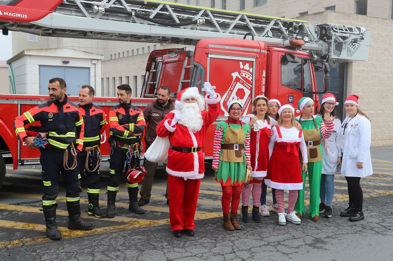 Imágenes de la visita de Papá Noel a los niños del hospital Juan Ramón Jiménez