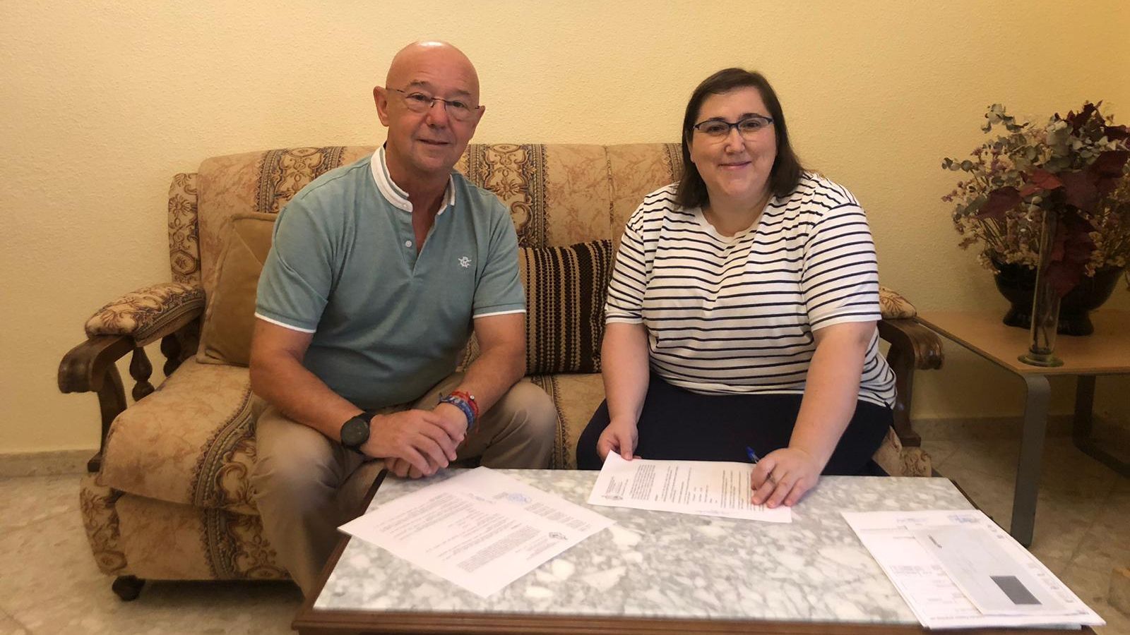 El Hermano Mayor de la Cofradía del Císter, Manuel López Lorenzo, y la Hermana Sirviente del Colegio La Milagrosa, Sor Silvia Olea Vázquez, durante la firma de la colaboración navideña El Hermano Mayor de la Cofradía del Císter, Manuel López Lorenzo, y la Hermana Sirviente del Colegio La Milagrosa, Sor Silvia Olea Vázquez, durante la firma de la colaboración navideña
